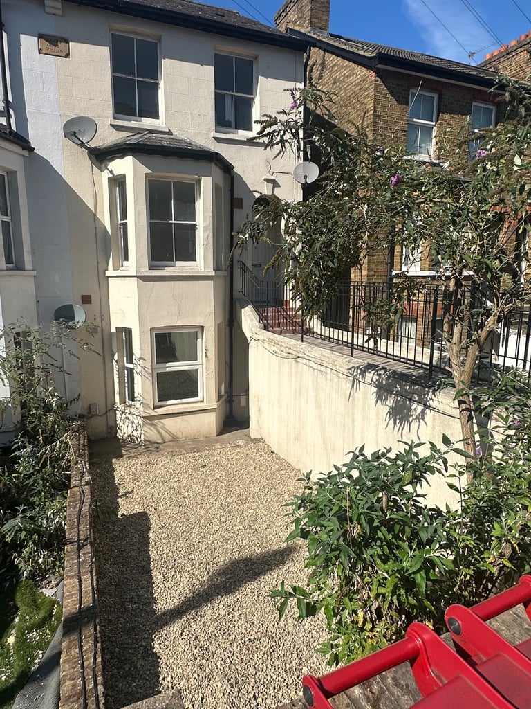 2 Bed Semi-Detached House, Stoke Road, SLOUGH 