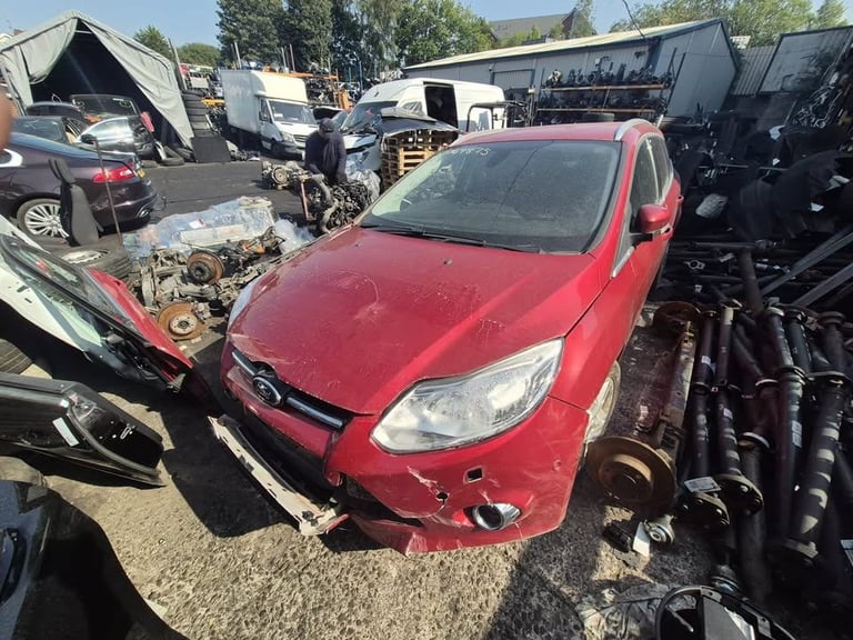 2014 FORD FOCUS TITANIUM BREAKING FOR PARTS !!
