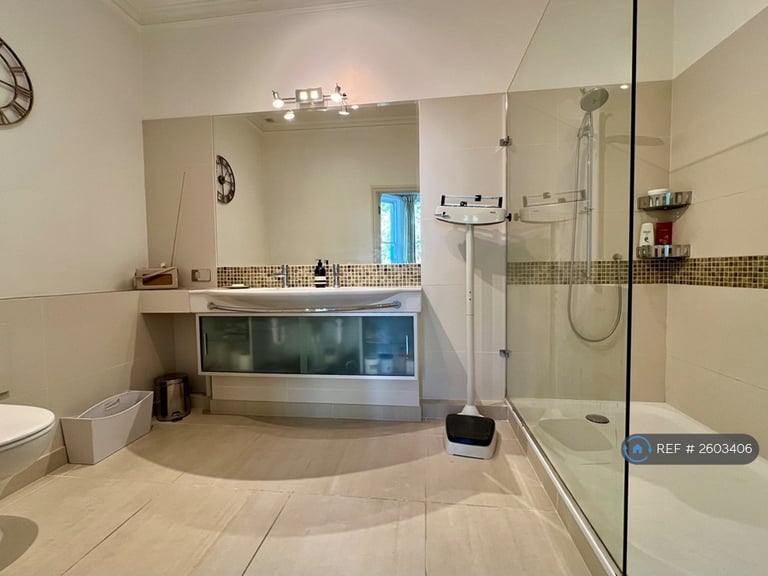 3 bedroom flat in Pembridge Square, London, W2 (3 bed) (#2603406)