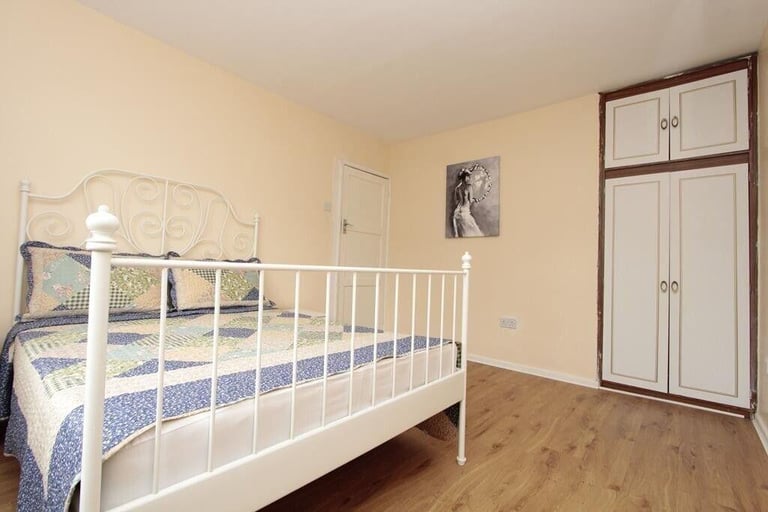 Poplar • 3 Double rooms •  Available Now  • zone 2 • 0 Deposit Available • £145