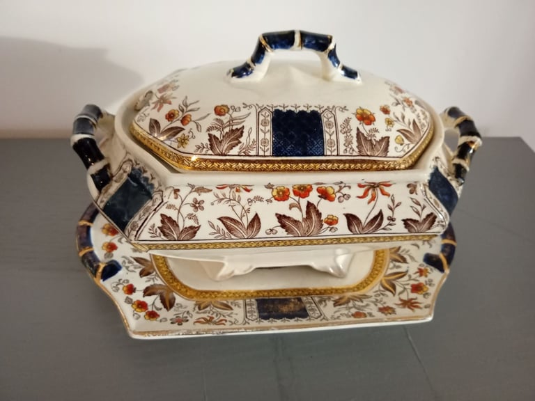 Ceramic pottery tureen 