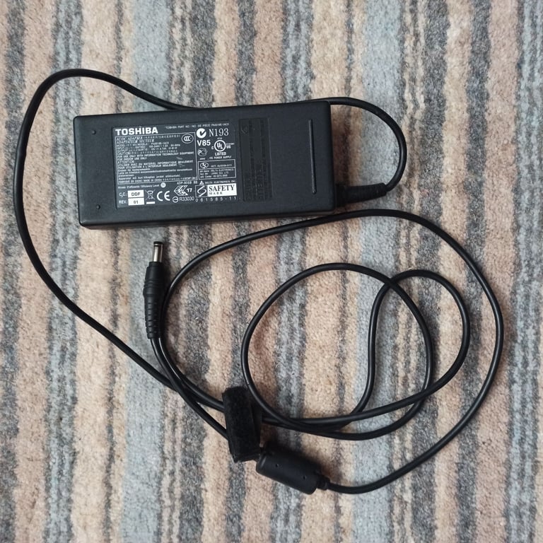 image for Genuine Toshiba Laptop charger 19 V 4.74 A 90W Part No. PA3516E-1AC3