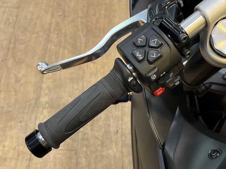2025 Triumph Daytona 660 PREMIUM TWIN COLOUR Petrol black 6 Speed
