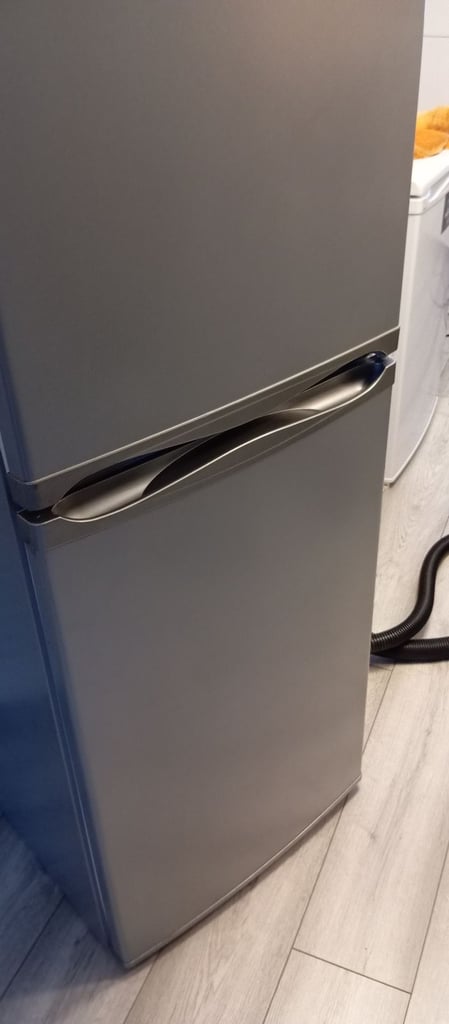 Hotpoint freestanding 55cm silver frost free fridge freezer in good condition 