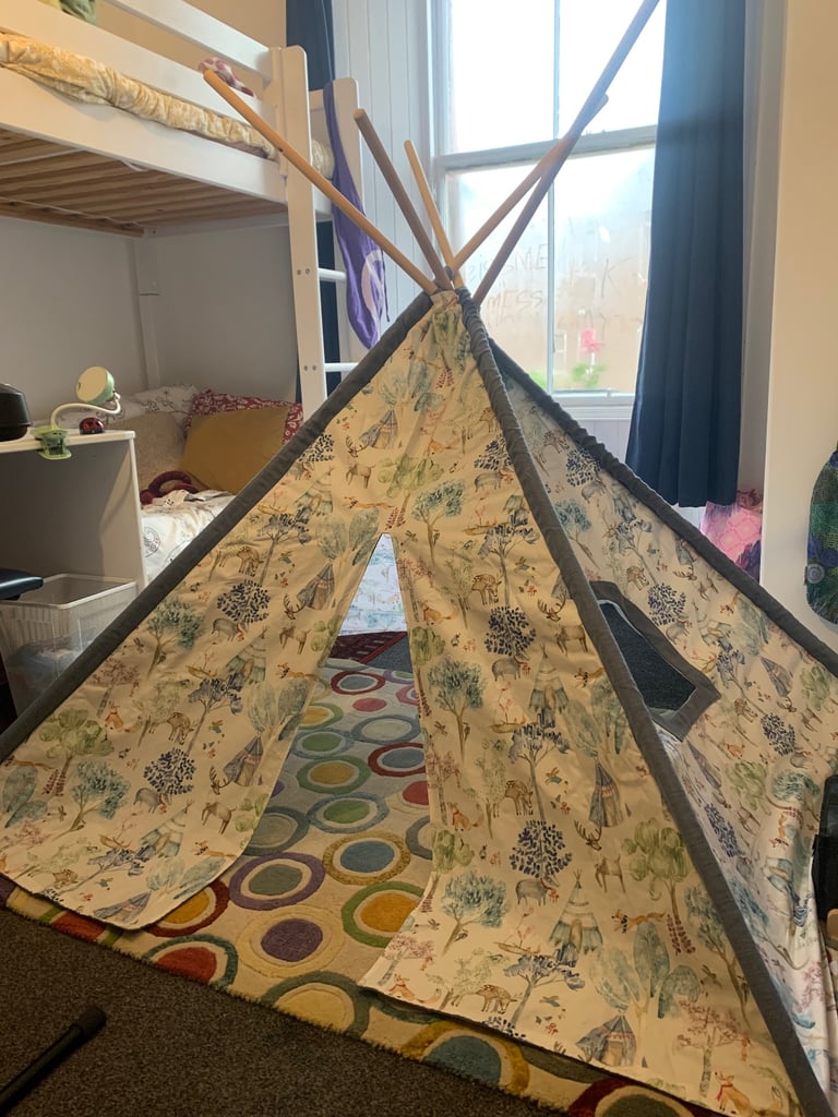 Kids playroom teepee - magical forest animals 
