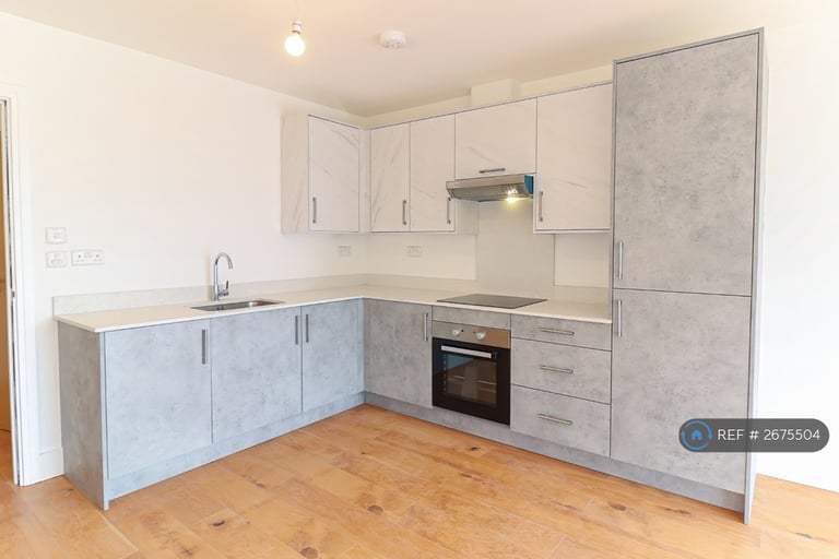 2 bedroom flat in Staines Road, Hounslow, TW4 (2 bed) (#2675504)