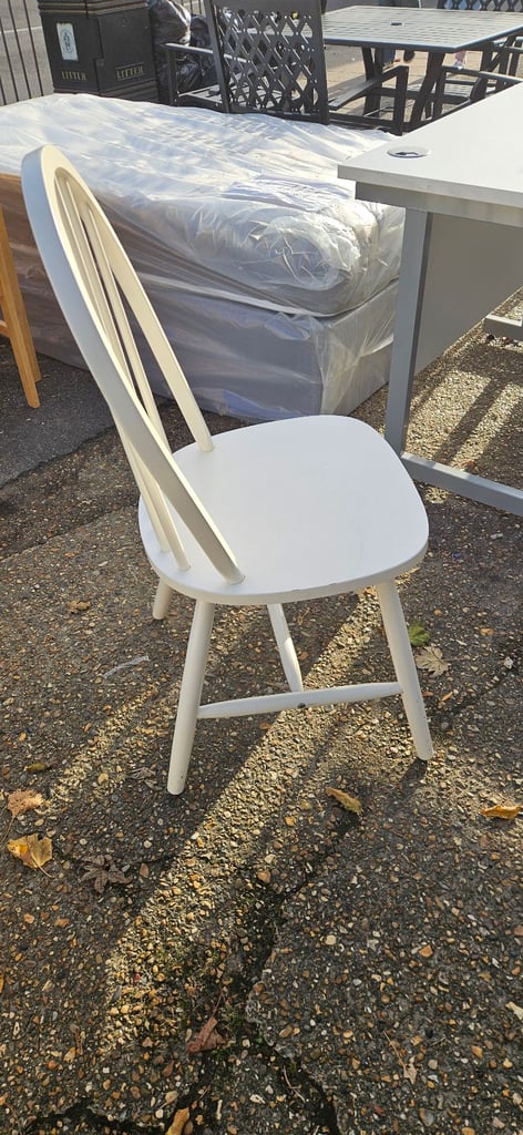 White farmhouse style round table and 4 chairs