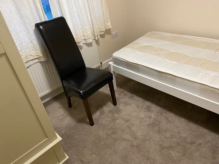 Single & Double Bedroom near Guildford Train station 