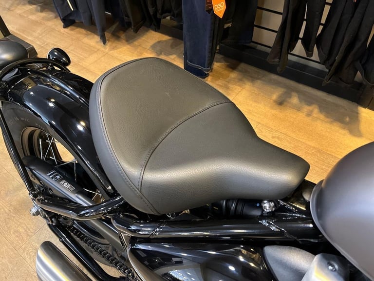 2025 Triumph Bonneville Bobber PREMIUM SINGLE COLOUR Petrol orange 6 Speed