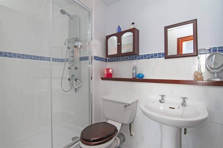 LOVELY TWO BEDROOM, TWO BATHROOM FLAT IN LEITH LINKS