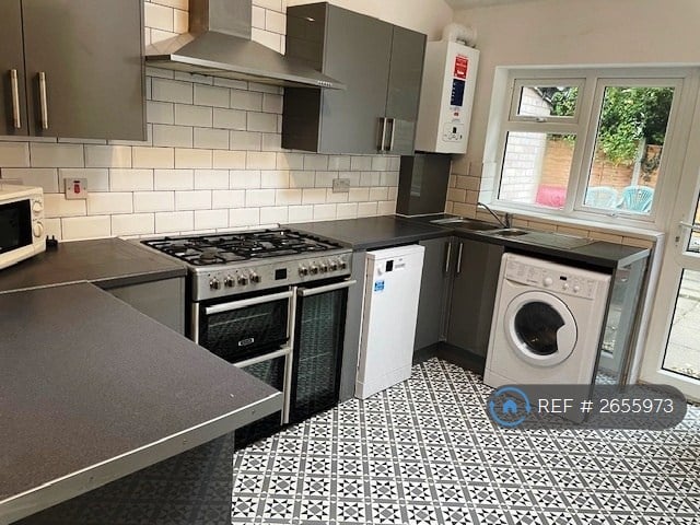 8 bedroom house in Derby Road, Manchester, M14 (8 bed) (#2655973)