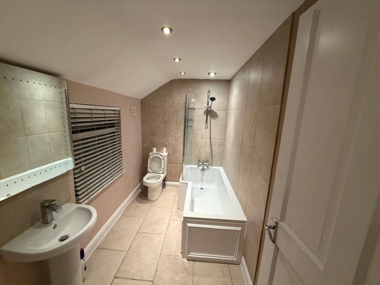 Modern brand new 3 Double Bedroom House In Chessington