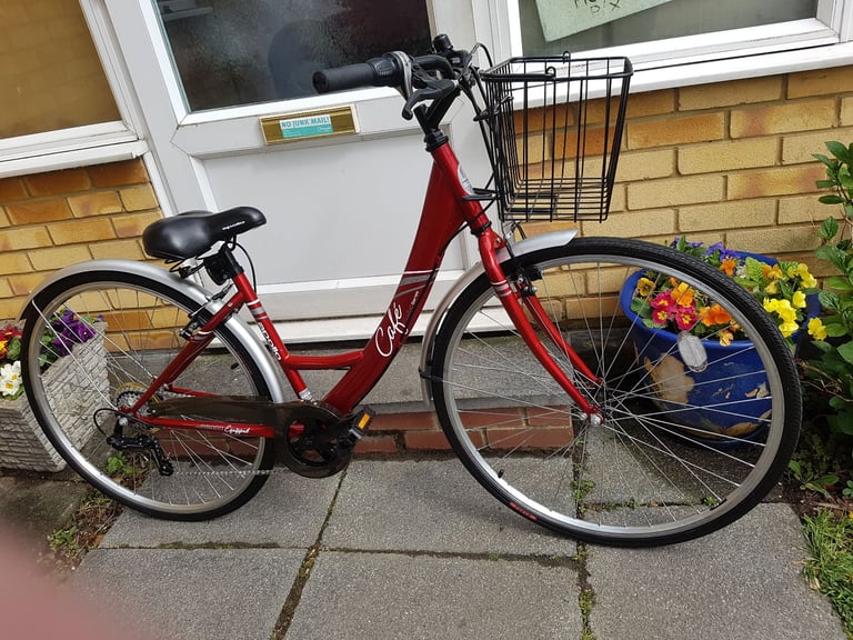 LADIES HYBRID 700c WHEEL WITH BASKET 16" FRAME GREAT CONDITION