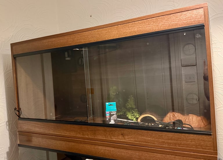 ReptiLife 4ft walnut Vivarium with accessories 