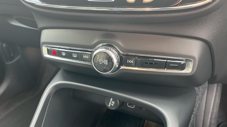 2025 Volvo XC40 2.0 B4 MHEV Plus Black Edition DCT Auto Euro 6 (s/s) 5dr ESTATE Petrol/Electric H...