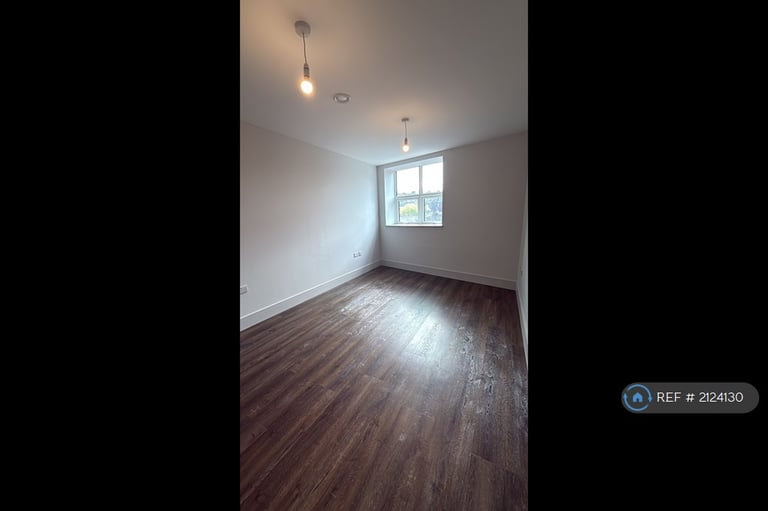 2 bedroom flat in Luton Road, Chatham, ME4 (2 bed) (#2124130)