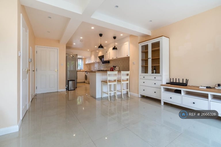 5 bedroom house in Langley Park Road, Sutton, SM2 (5 bed) (#2666328)