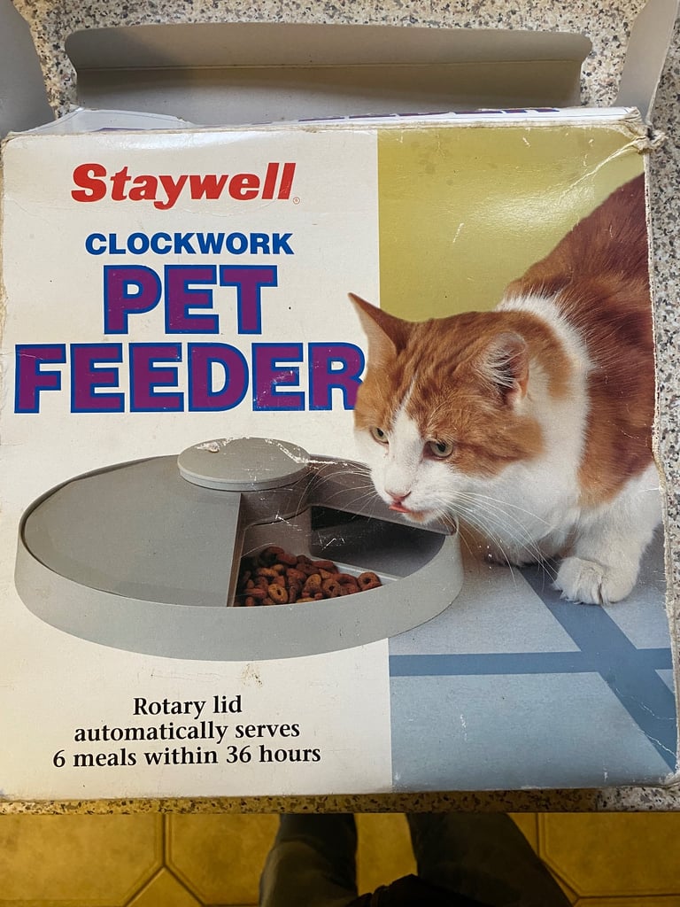 image for Pet safe cat/small dog flap.& Pet feeder.