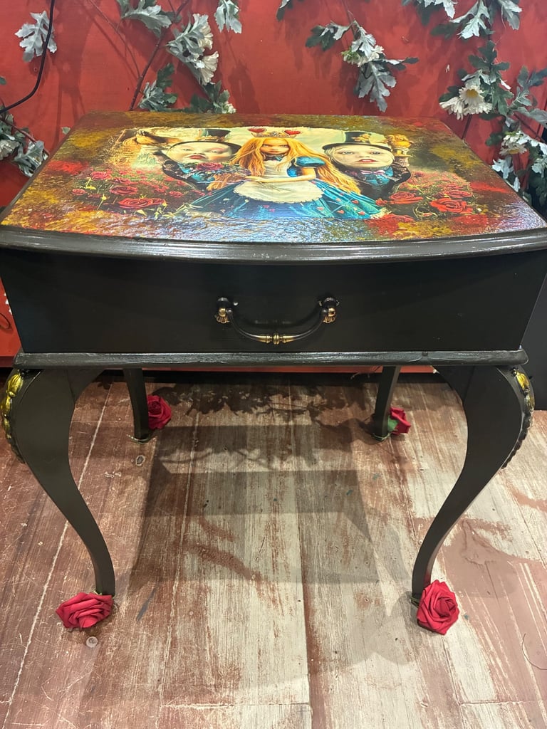    Bedside cabinet/ table