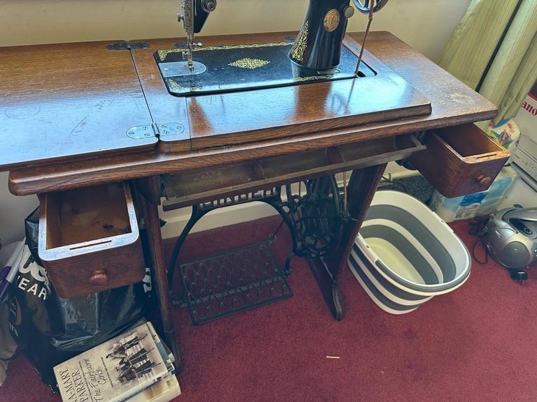 Vintage 1920s Singer Sewing Machine and table