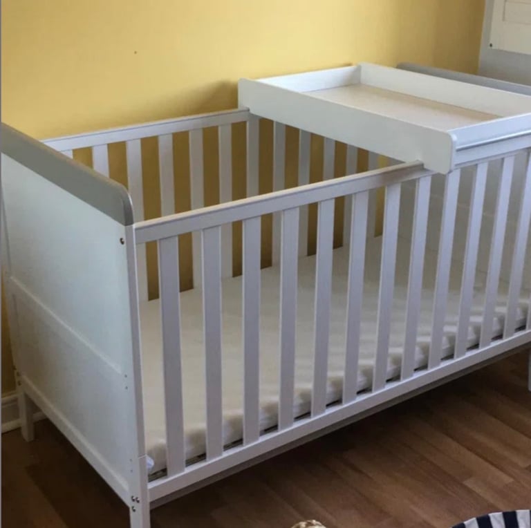 Cot bed and top changer 