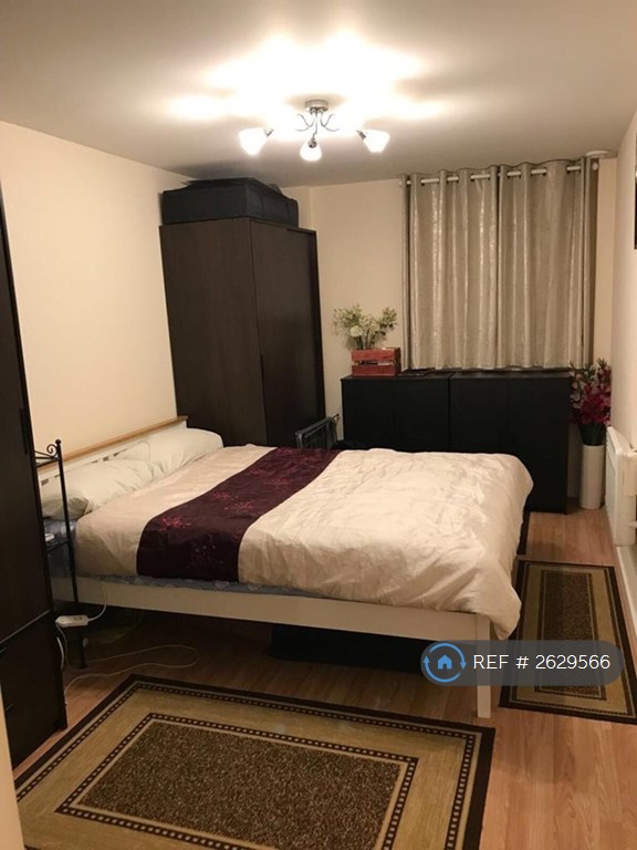 2 bedroom flat in Grays Place, Slough, SL2 (2 bed) (#2629566)