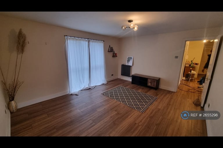 2 bedroom flat in Bury New Road, Manchester, M25 (2 bed) (#2655298)