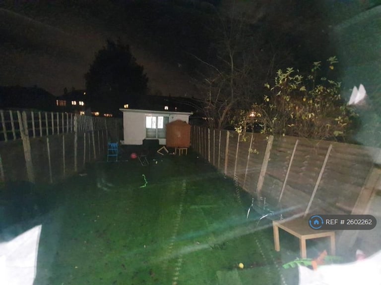 2 bedroom flat in London, London, N9 (2 bed) (#2602262)