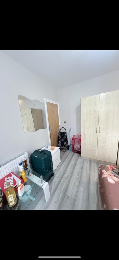 Looking for a female roommate 