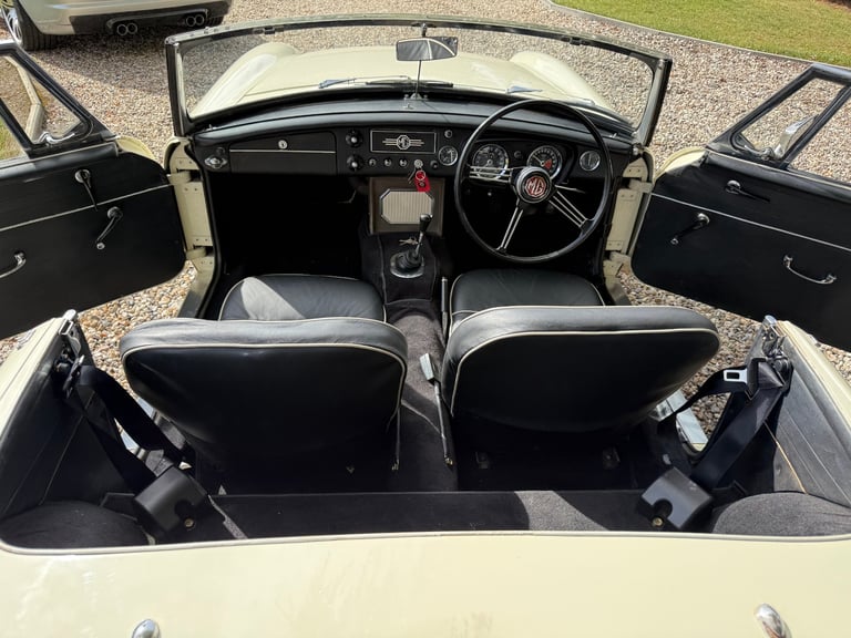 1965 MG MGB Pull Handle Roadster  Convertible PETROL Manual