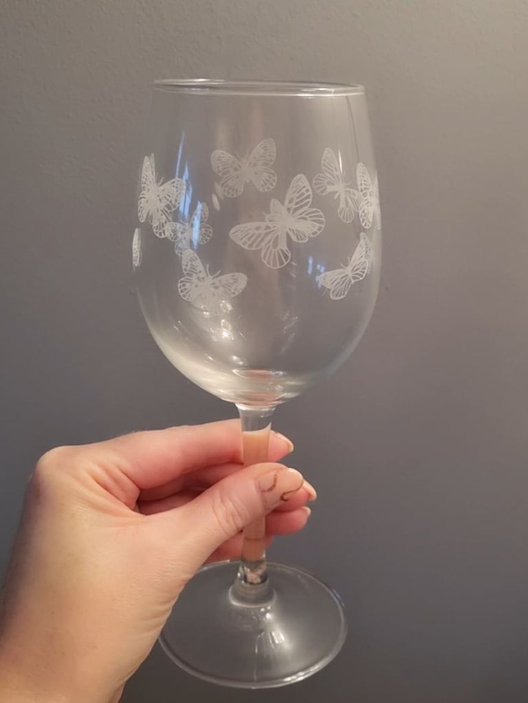 image for Set of 4 stemmed wine glasses