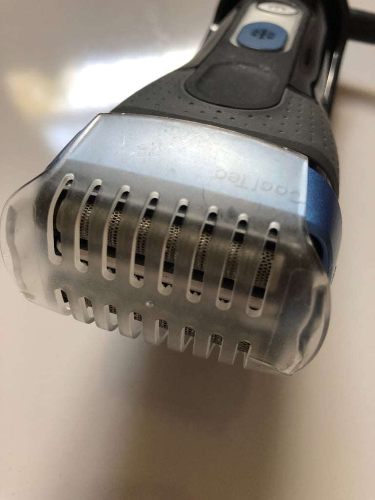  Braun Black CoolTec  Men’s Electric Razor Charging unit, carrying case and cleaning brushes. 