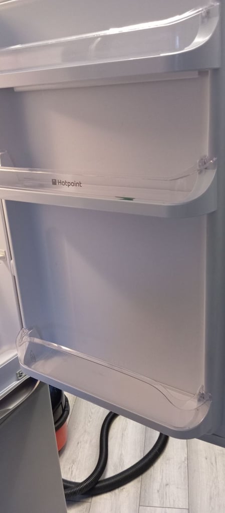 Hotpoint freestanding 55cm silver frost free fridge freezer in good condition 