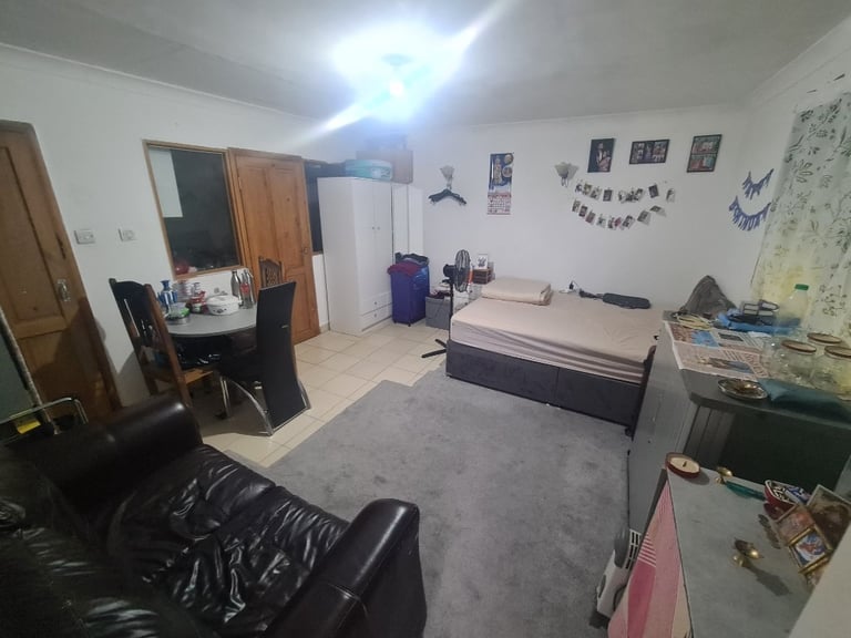 One Bedroom Anex With  Shower/Toilets in Croydon Next to Threrapia Lane Tram Stop