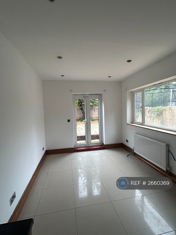 4 bedroom house in Carisbrooke Road, London, E17 (4 bed) (#2660369)