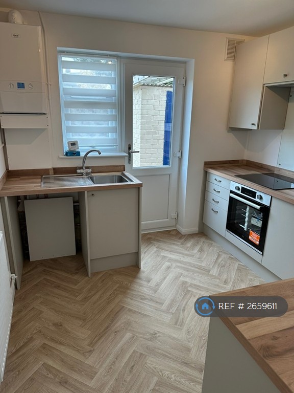 2 bedroom flat in Edinburgh Cresent, Bourne, PE10 (2 bed) (#2659611)