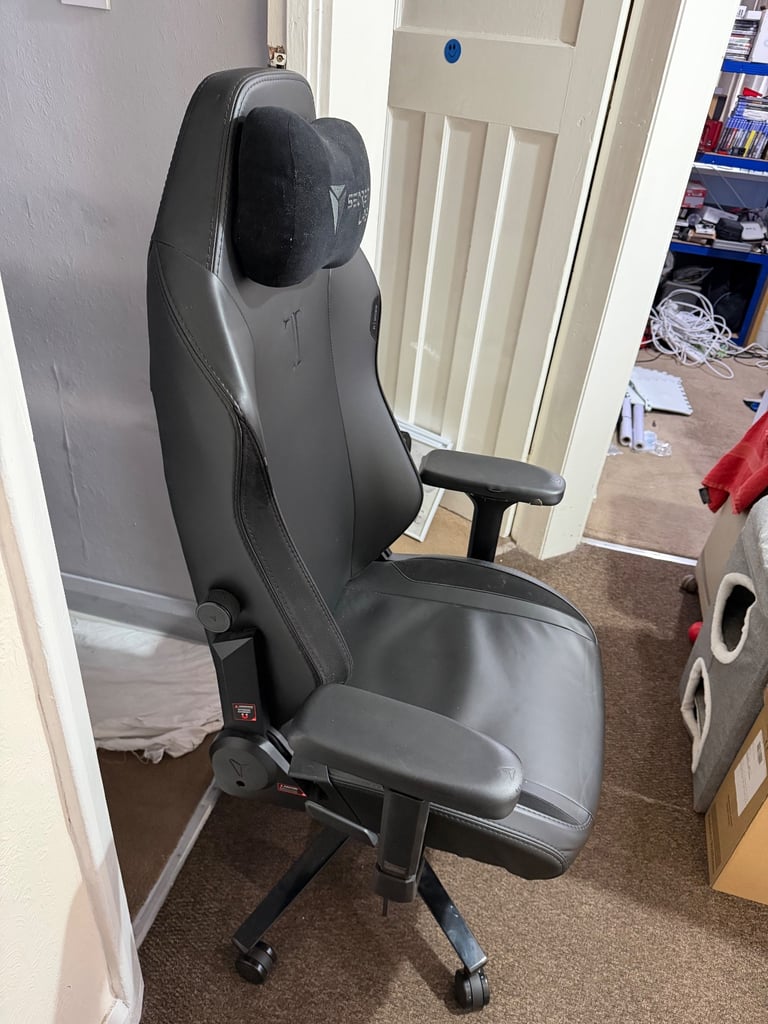 Secretlab TITAN Evo 2022 Gaming Chair – £180 (price slightly negotiable)
