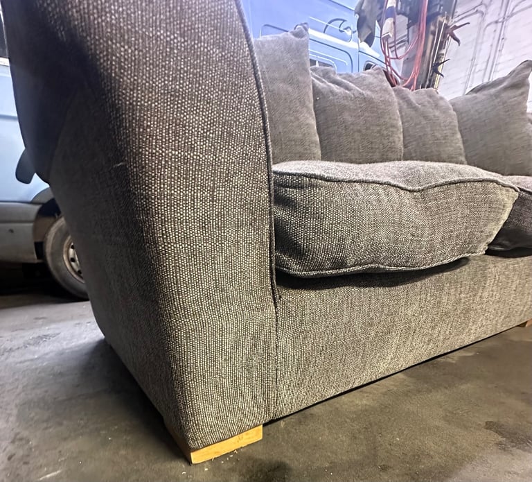 L shaped corner sofa (FREE DELIVERY) 