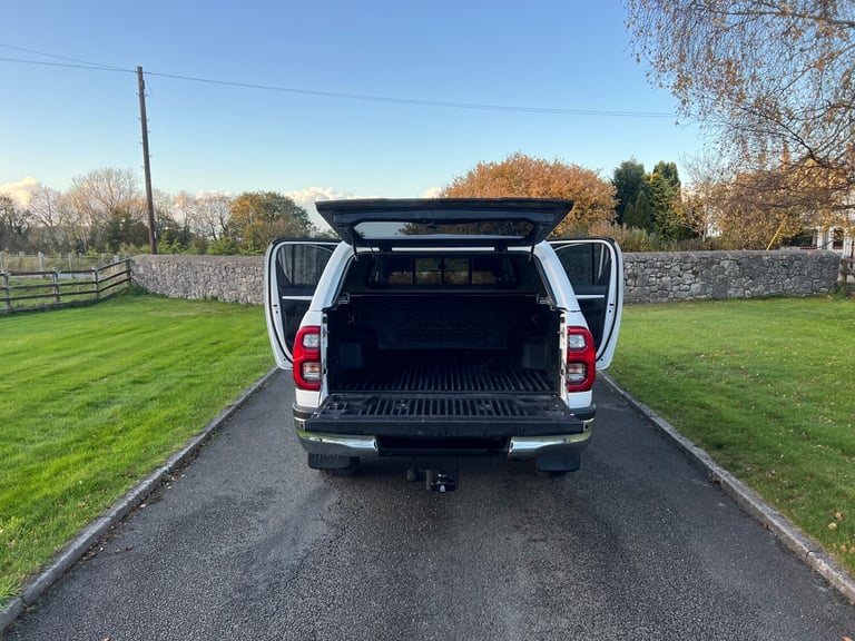 TOYOTA HILUX 2.4 D-4D 150PS INVINCIBLE AUTOMATIC 4X4 PICKUP 71 REG 61,200 MILES