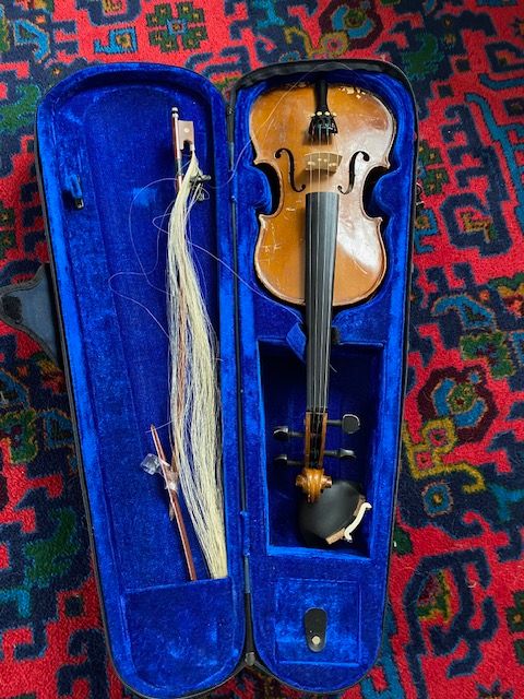 image for 4 guitars (1 with case) and 1 violin (with case) for sale