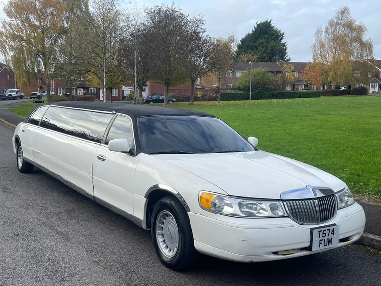 image for LINCOLN LIMOUSINE 4.6 AUTO*GREAT BUSINESS INVESTMENT OPPORTUNITY  + CAN DELIVER*