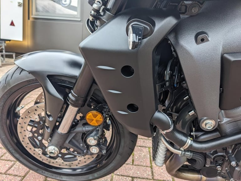 YAMAHA MT-10 2022 - TECH BLACK - AKRAPOVIC - RECENT TYRES - 5 SERVICE ENTRIES