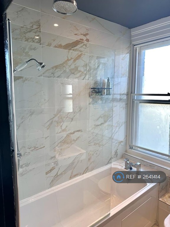 2 bedroom flat in Charlwood Mansion, London, SW12 (2 bed) (#2641414)