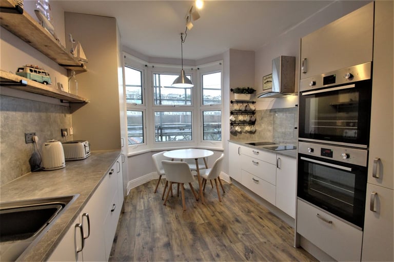 Double Bedroom in Professional Household