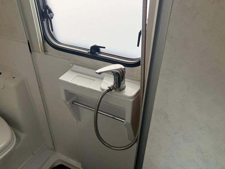 Lunar Fivestar Motorhome Fixed Bed 4 Berth 06’ Renault DCI 120 LWB