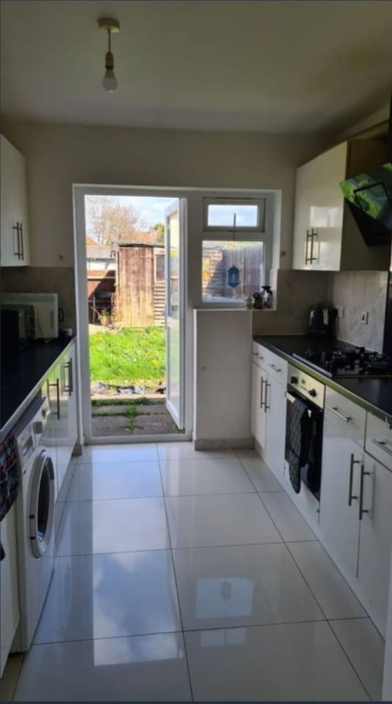 Large double room in hayes