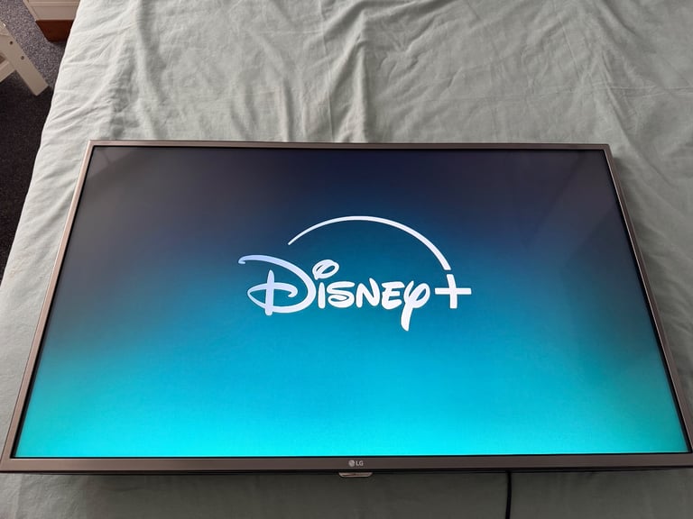 LG 43” 4K UHD Smart TV (Model 43UH668V) + Perlegear Table Stand – Excellent Condition
