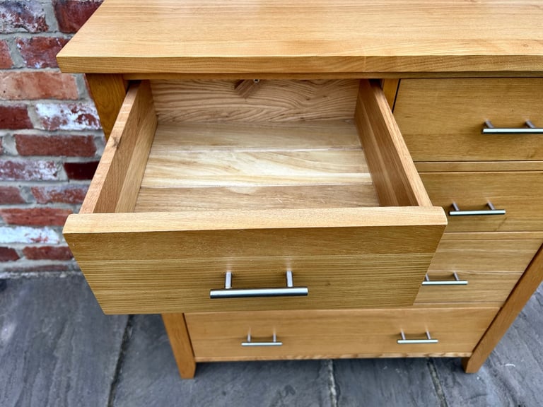 Solid Oak Chest of Drawers - Excellent Condition 