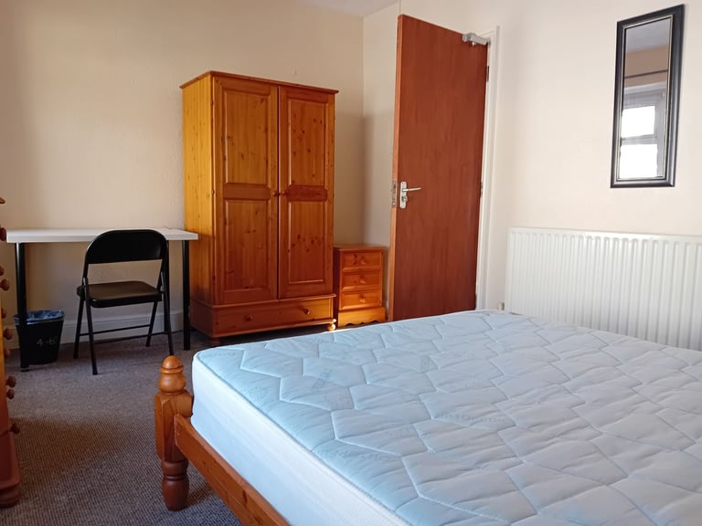 4 DOUBLE ROOMS IN WESTBURY STREET HOUSE TO RENT- STRICTLY STUDENTS ONLY.