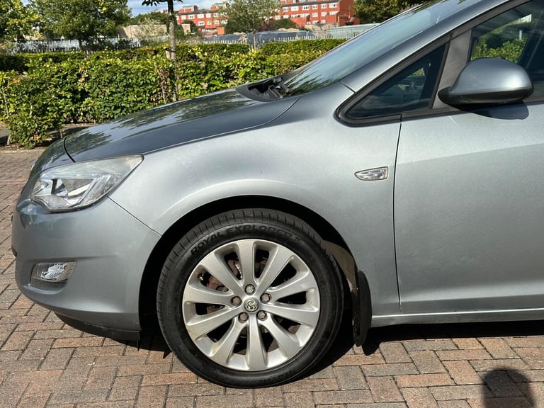 2011 Vauxhall Astra 1.4 16v Exclusiv Euro 5 5dr HATCHBACK Petrol Manual